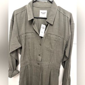 Abercrombie jumpsuit in olive green • size small